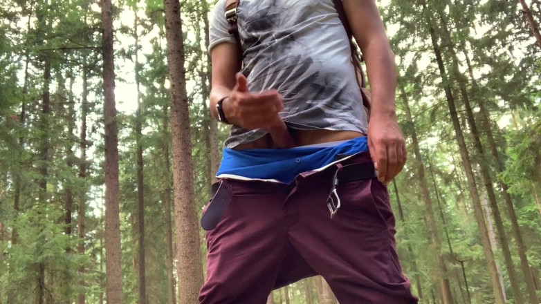 Fratchino: Cara com tesão trabalha em seu pau na floresta