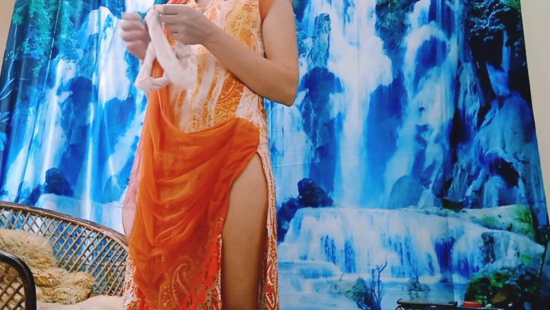 Bolly Karma: La bella MILF ama prendere tutto