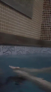 Unterwasser-fetisch - Luftkontrolle und Übung im schwimmbad von Jessica und sklavin Bianca