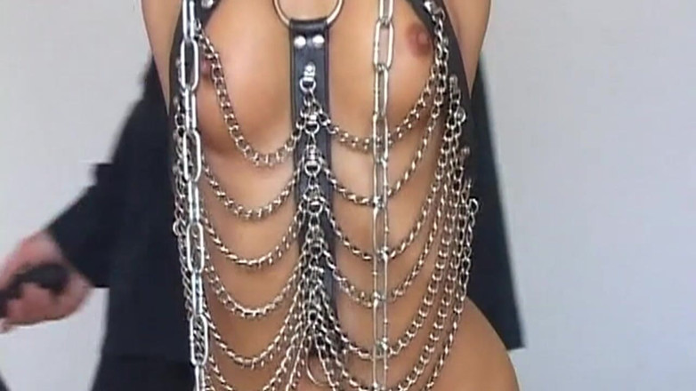 Bangora clips: Angekettete MILf tief mit unerbittlichem spielzeug gebohrt