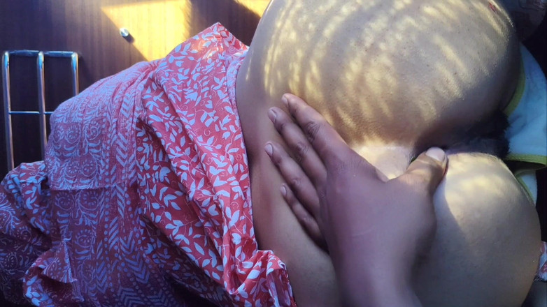 Khushboobhabi: 버스에서 바비의 엉덩이에 손가락을 넣었어