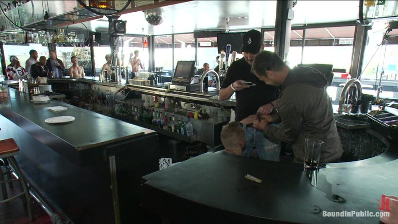 Bound in public: Duas putas peludas são usadas em um bar cheio de...
