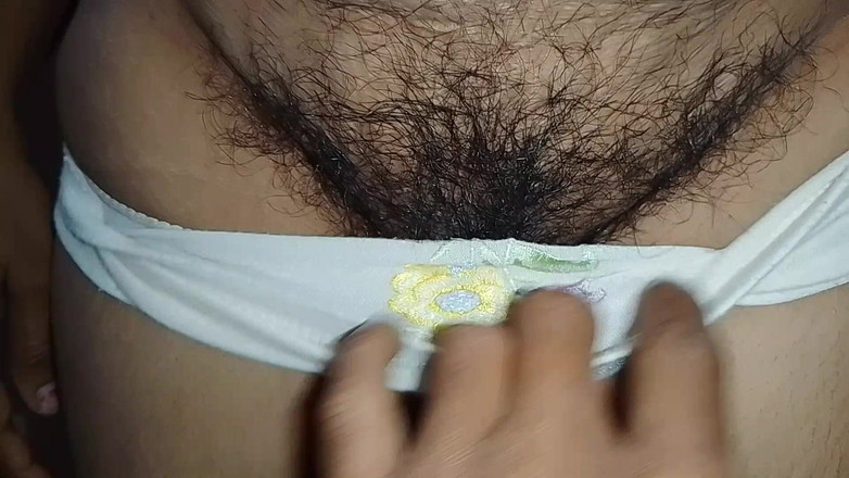 LEGSCOUPLE12: Gagică indiană din sat își expune corpul gol în fața iubitului ei