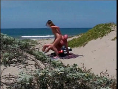 Pound Me Outside: Brünettes hottie fickt glatzköpfigen typen am strand