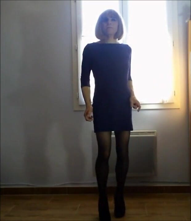 Faustine: Il travestito Faustine balla sensualmente.