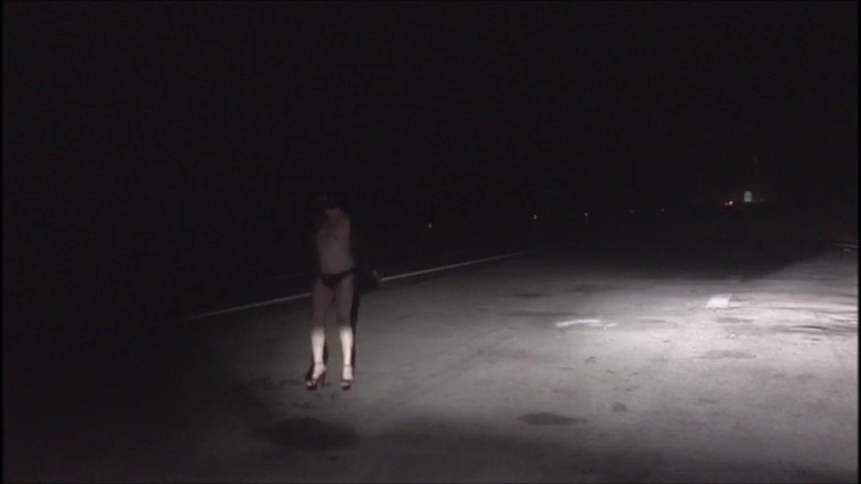 SusyTrav_AnalQueen: Dziwka Walk Fetysz ubrany po stronie autostrady prawie nago