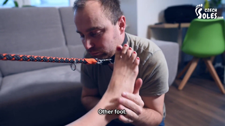 Czech Soles - foot fetish content: Une déesse des pieds entraîne son esclave en laisse