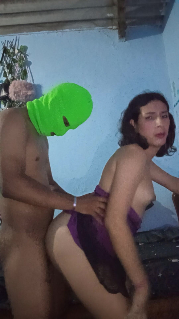 Femboy from Colombia: Чутливість. Ми тут, торкаємося одне одного.