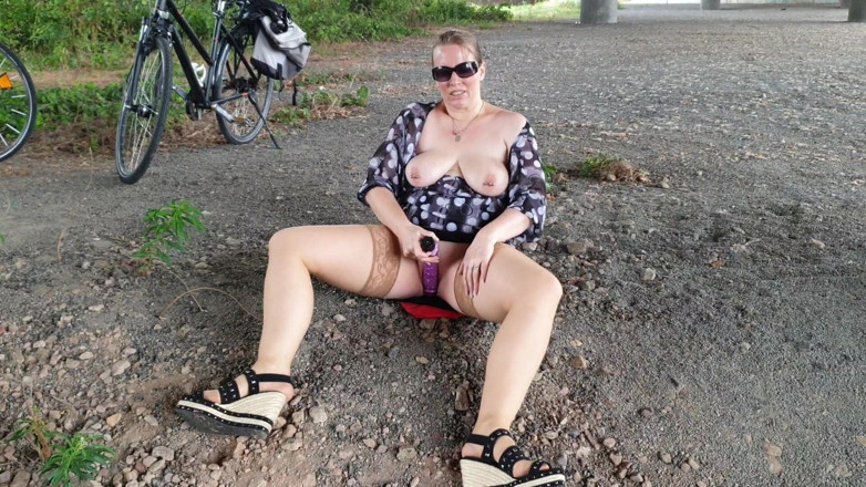 UserBitch1: La Mia Scopata Vibro All'aperto