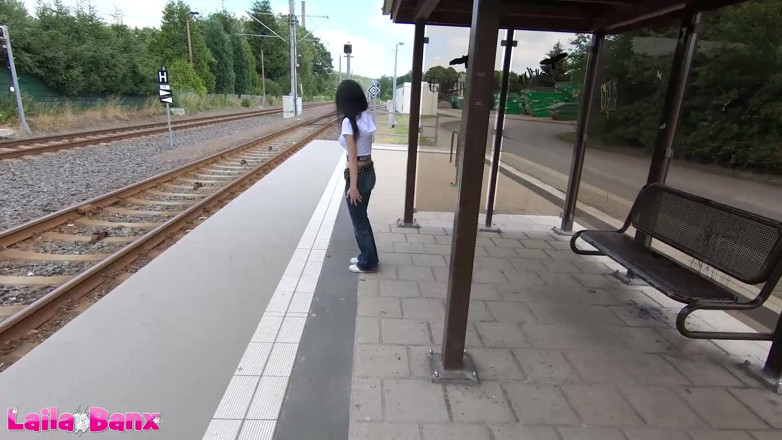 Laila Banx: Tramvai ratat! Futută fără restricții pe marginea drumului