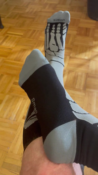 Cspot Dans Des Chaussettes Squelettes