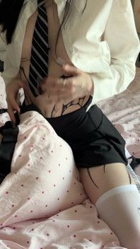 Siswi imut 18 tahun pulang sekolah dan memutuskan untuk masturbasi pakai bantal dan vibrator
