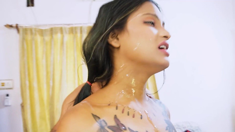 Queen star Desi: Rohit y Aman se follan a su hermanastra cuando ella...