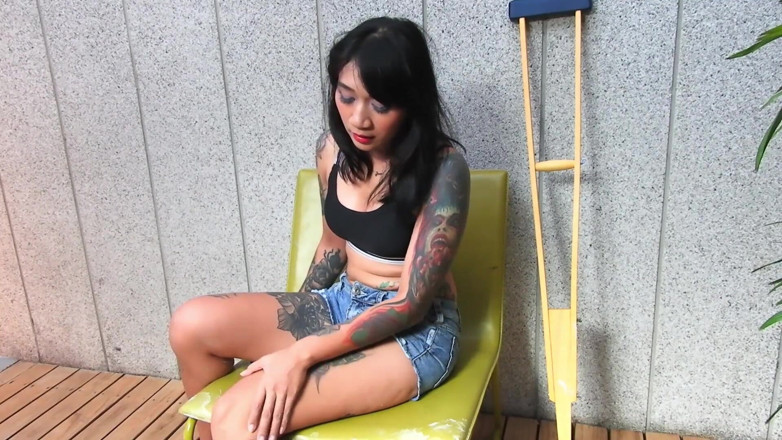 Asian Pussy Vision: 短腿的纹身亚洲模特