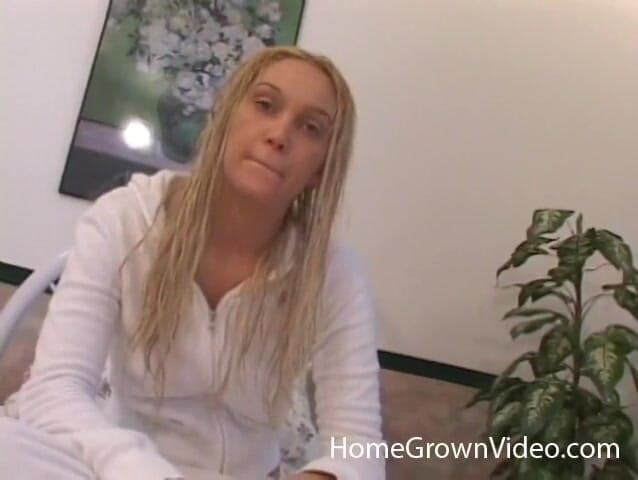 Homegrown Solo Babe: La nervosa kailey si allarga e si masturba la sua...