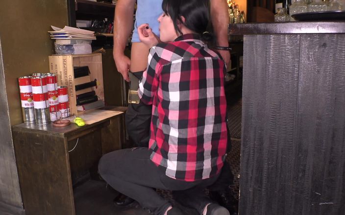German amateur - 100% German hardcore videos: Koyu saçlı sürtük en sevdiği garsonu mastürbasyon yapıyor