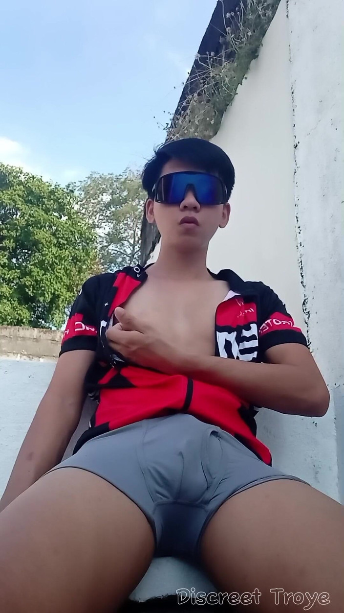Troye_AsianPinoy: După o plimbare lungă, m-am oprit aici pentru a trage...