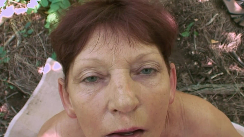 Mature Wanker: 奶奶的湿洞