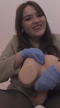 Ich würde gerne deinen arsch mit Handschuhen untersuchen, wenn es dir nicht stört