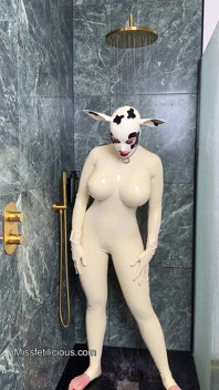 Vache en latex se déshabille sous la douche