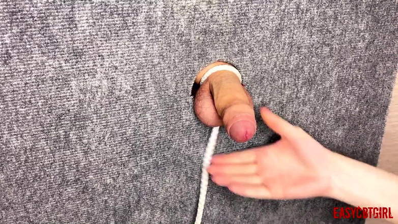 AnnyCandyPainboy: Une maîtresse attache étroitement la bite et les couilles de l’esclave...