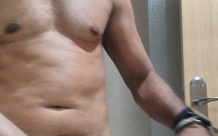 Boy top Amador: Przed kąpielą z dużym napięciem