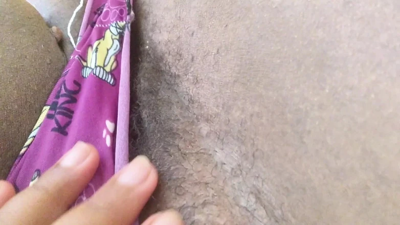 Esposa xerecuda oficial: Rubbing My Huge Pussy