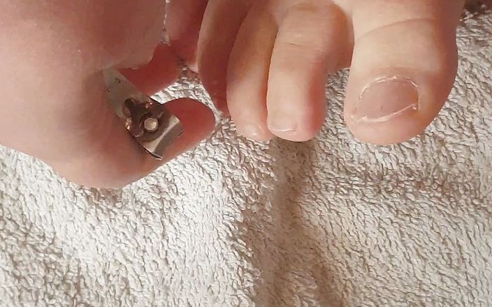 Faith&#039;s Feet Fetish: Cortando mis uñas del dedo del pie - Faiths Feet fetiche