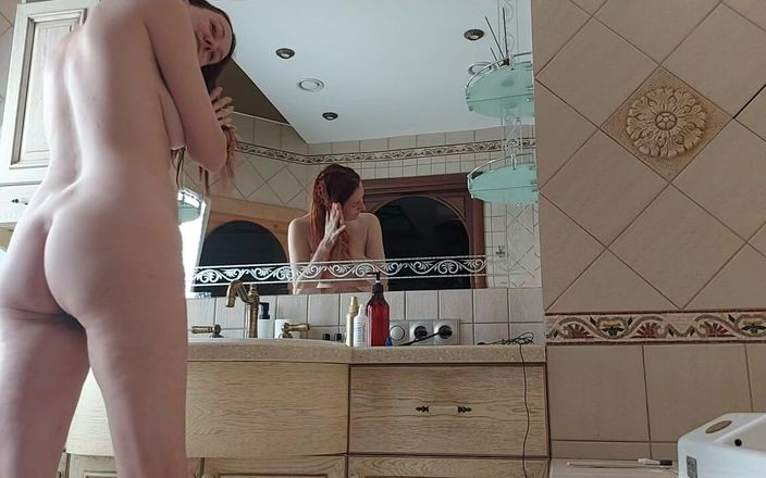 GinnaGg: 魅力的な女性が鏡の前でバスルームで身だしなみを整えています
