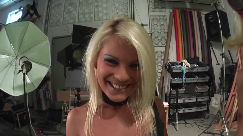 MMV Hardcore XXX: Une blonde en tenue en latex suce et suce deux...