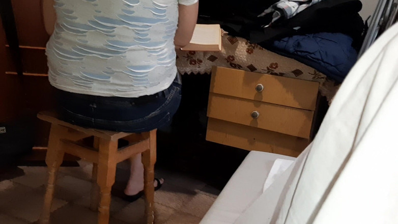 Lesbian-illusion: 彼女が試験勉強をしている間、隣人が毛布の下で私のアソコを弄っていました