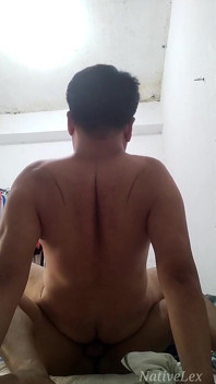 Der Barangay Councilor hatte Schwierigkeiten, den harten schwanz in sein enges Loch zu einführen.