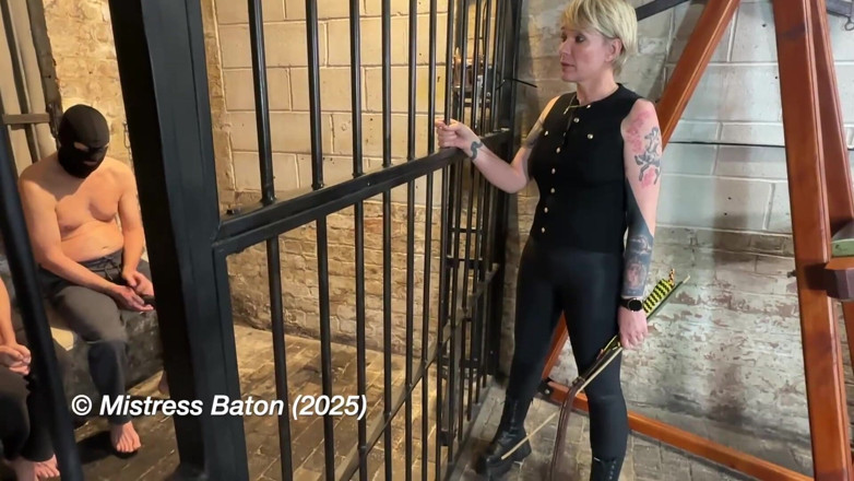 MistressBaton: 残酷的监狱看守的监狱演习测试