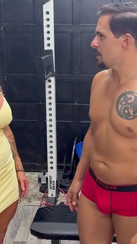 MILF Kandy odčerpává velké péro mladého samce