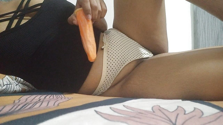 PATY PATY: 我饥渴的阴户吃蔬菜