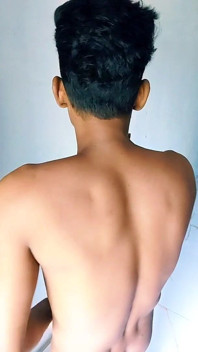 Une culotte tirée en caressant ma bite bien dure