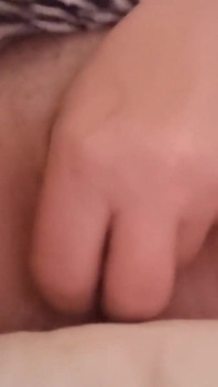 抚摸我那无毛紧致的阴户