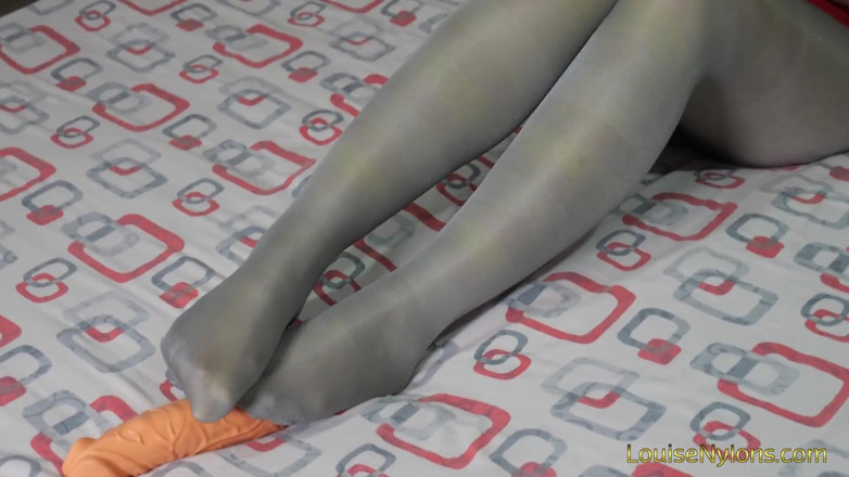 Louise Nylons: O roșcată sexy se joacă cu degetele de la picioare și...