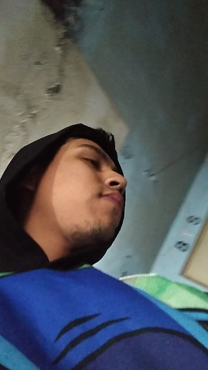 AlexAlejandro13: En public, je me touche riche