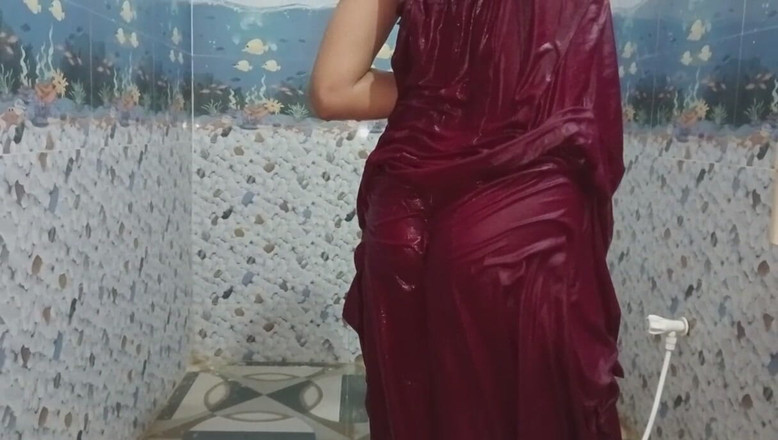 Ankurpriya000: Индийская молодая бхабхи купается в миниатюрной ванне