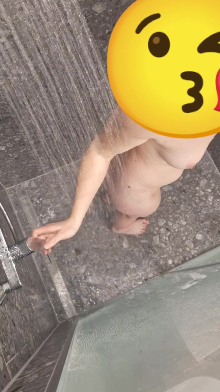 Swissapple: Mi stai insaponando? Ragazza svizzera nella doccia
