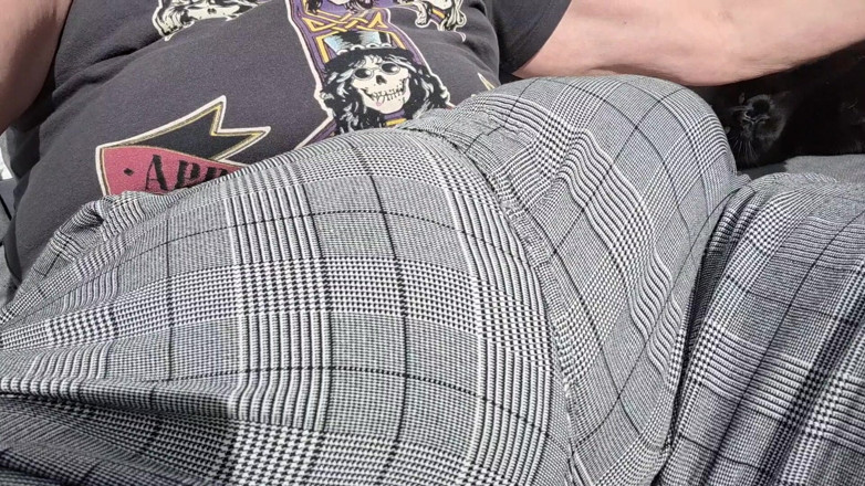 Monster_Meat_: 정장 입고 정원을 걷기