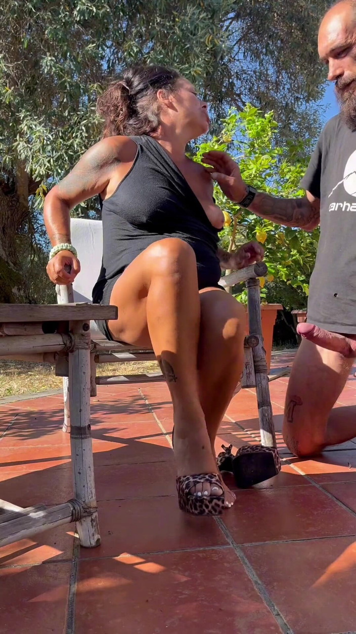 Snappy_couple: Sục bằng chân với giày cao gót