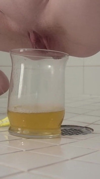 Gioco con il piscio nel mio nuovo costume da bagno