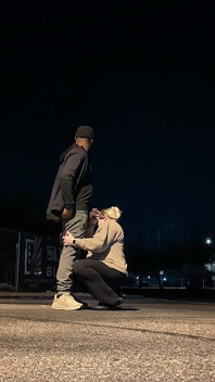 Soție grasă și frumoasă face sex în public într-o dimineață rece! Badblondiemonroe