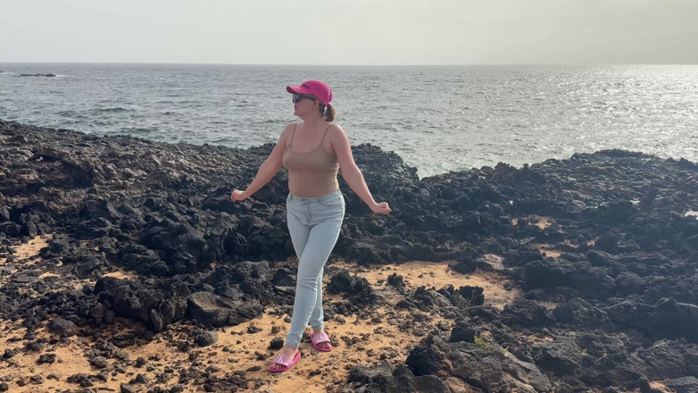 Emma Voyeur: Strandjeans vätning - sandig och blöt