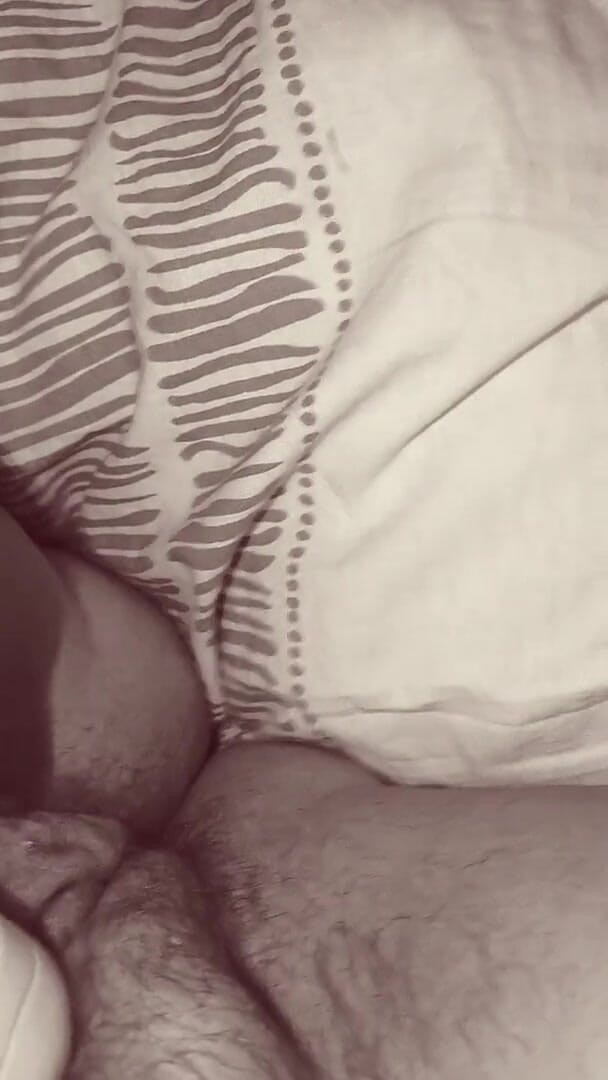 Tht_onegirl: Young, fat and hairy pussy squirting.