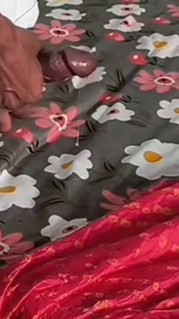 Une bhabhi desi surprend son devar en train de se masturber pour lui demander de se masturber devant elle