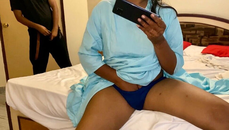 Pinkididi: Je me change devant son demi-frère en regardant du porno...