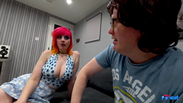 Nerd Pervert: Marie en Ellie Eastleigh nemen het op tegen 2 nerd-pikken